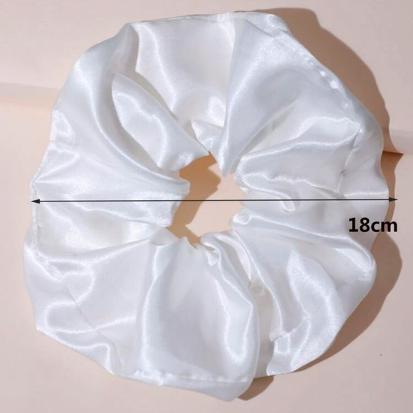 🤍 Awesome Oversized Maximalist Satin Scrunchy Hair Tie🤍 - Picture 4 of 4